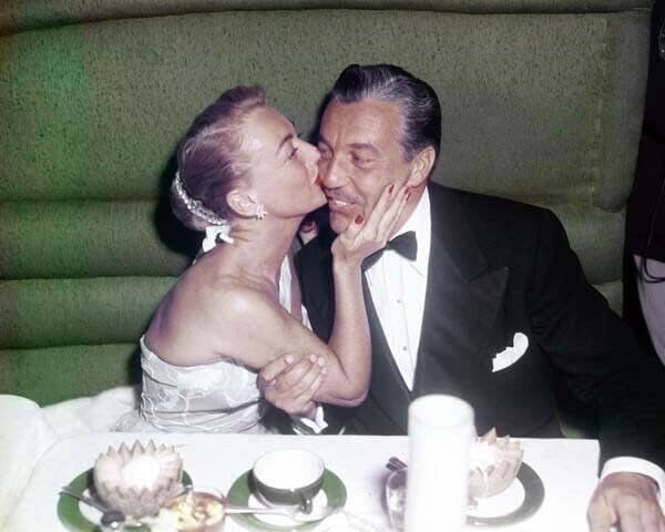 Joan Crawford bitkileri Cesar Romero'nun yanağından öpüyor 1950'lerin Hollywood 8x10 fotoğrafı