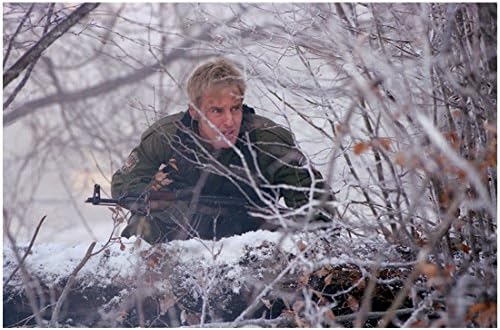Düşman Hatlarının Arkasında Owen Wilson Teğmen Chris Burnett olarak Karda Çömeliyor Sağa Bakıyor 8 x 10 inç fotoğraf