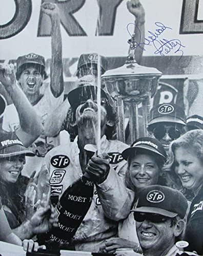 Richard Petty NASCAR İmzalı / İmzalı 16x20 S / B Fotoğraf JSA 153211-İmzalı NASCAR Fotoğrafları